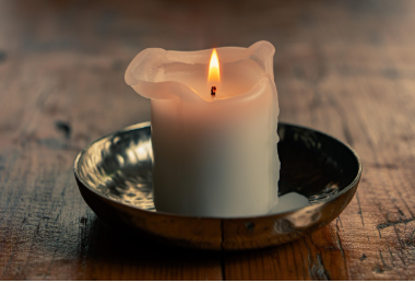 🕯️ 20 Warm Candle Dream Interpretations, candle dream meaning, dream of lighting a candle, candle flame dream, dream of extinguishing a candle, burning candle dream, dream of candlelight